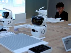 Beijing Luncurkan Toko Robot, Jual Pelayan hingga Anjing Pintar