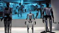 Media members work by a walking Tiangong humanoid robot during an organised media tour to Robot Mall, a store selling humanoid and other robots, in Beijing, China August 6, 2025. REUTERS/Florence Lo TPX IMAGES OF THE DAY