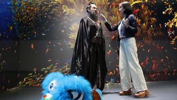 Pengunjung mencoba berinteraksi dengan robot. Fokus Tiongkok pada robotika bertujuan untuk mengatasi tantangan seperti populasi yang menua dan pertumbuhan ekonomi yang melambat. Foto: REUTERS/Florence Lo