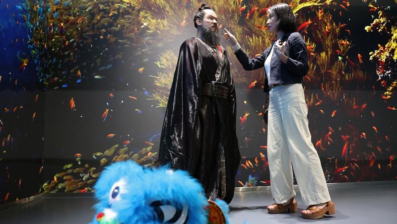 Media members work by a walking Tiangong humanoid robot during an organised media tour to Robot Mall, a store selling humanoid and other robots, in Beijing, China August 6, 2025. REUTERS/Florence Lo TPX IMAGES OF THE DAY
