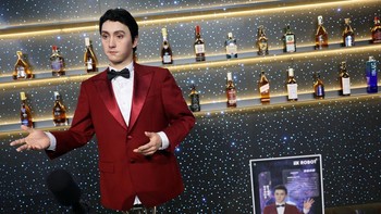 Robot humanoid yang berperan sebagai pelayan bartender memberi isyarat di restoran bertema robot. Foto: REUTERS/Florence Lo