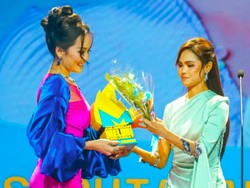 Aktris Beri Penghargaan untuk Selingkuhan Mantan Suami, Tuai Kontroversi