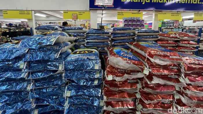 Pasokan tumpukan beras premium di Maju Bersama Supermarket Medan