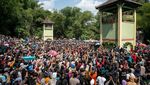 Warga Klaten Tumpah Ruah Berebut Apem dalam Tradisi Yaqowiyu