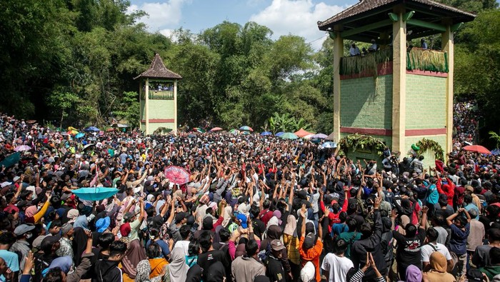 Berebut Apem, Tradisi Yaqowiyu di Klaten Bikin Warga Tumpah Ruah Warga berebut kue apem yang disebar pada acara Tradisi Sebaran Apem Yaqowiyu di Jatinom, Klaten, Jawa Tengah, Jumat (8/8/2025). Tradisi yang dilaksanakan setiap bulan Safar dalam penanggalan Jawa tersebut merupakan warisan tokoh ulama Kyai Ageng Gribig sebagai ajang silaturahmi warga melalui kegiatan tradisi dan budaya. ANTARA FOTO/Mohammad Ayudha