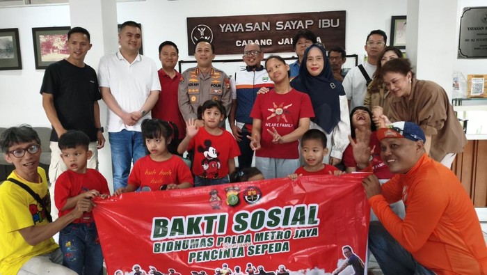 Bidhumas Polda Metro dan komunitas Rumah Pecinta Sepeda menggelar bakti sosial di Yayasan Sayap Ibu, Jumat (8/8/2025).