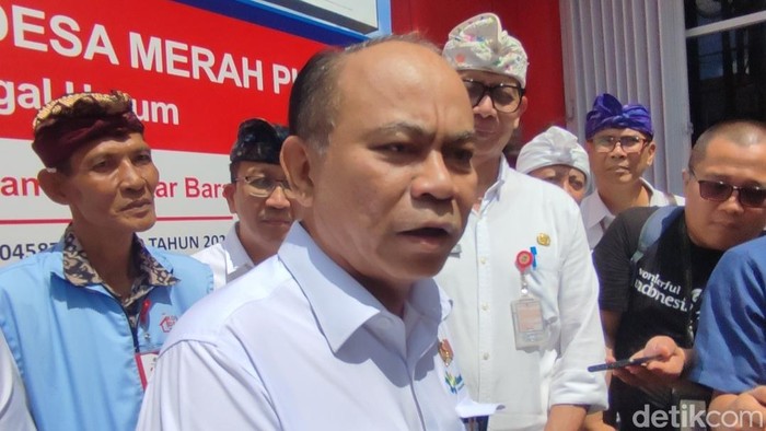Budi Arie Setiadi meninjau Koperasi Merah Putih di Denpasar, Bali, Jumat (8/8/2025).