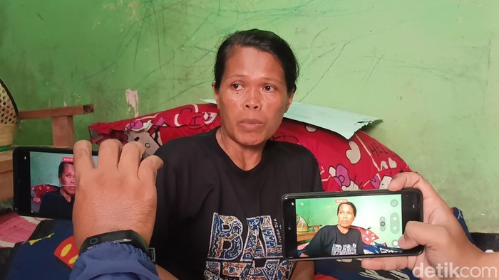 Orang tua murid baru SMAN 1 Purwokerto diduga korban bullying saat ditemui di rumahnya, Kecamatan Purwokerto Selatan, Banyumas, Jumat (8/8/2025).