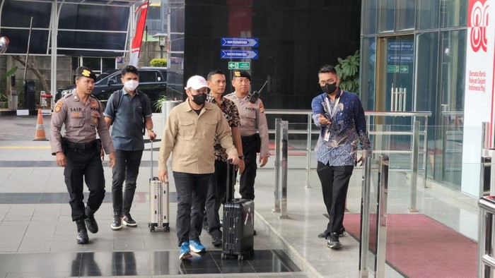 Bupati Kolaka Timur Abdul Azis tiba di Gedung KPK Jakarta usai diamankan KPK (Adrial/detikcom)