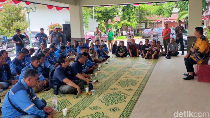 Bupati Kulon Progo, Agung Setyawan saat menemui karyawan PT. SAK di Kompleks Pemkab Kulon Progo, Jumat (8/8/2025).