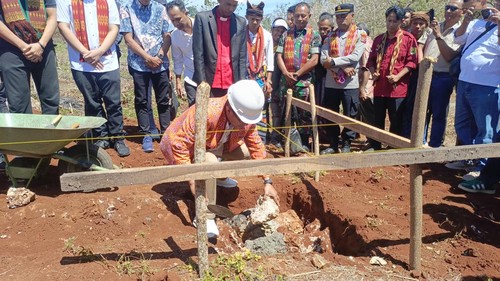 Bupati Kupang, Yosef Lede, meletakkan batu pertama pembangunan pabrik batu mangan, Jumat (8/8/2025). Pabrik dibangun di Desa Sillu, Kecamatan Fatuleu, Kabupaten Kupang, NTT. (Simon Selly/detikBali)
