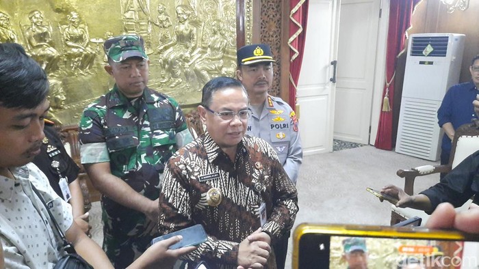 Bupati Pati, Sudewo saat konferensi pers pembatalan kenaikan PBB 250% di Pendopo Kabupaten Pati, Jumat (8/8/2025).