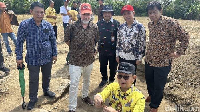 Bupati Soppeng Suwardi Haseng saat menunjukkan artefak temuan para peneliti Pusat Kolaborasi Riset Arkeologi Sulawesi.