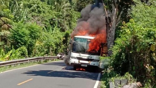 Bus yang mengangkut rombongan gerak jalan terbakar di Karangasem, Bali, Jumat (8/8/2025). (dok. Camat Manggis)