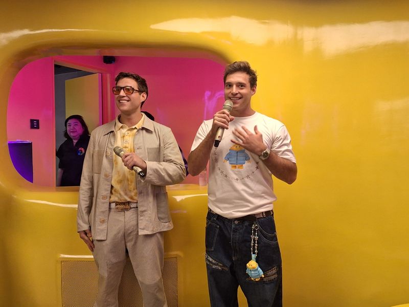 Anak desainer Tory Burch, Nick dan Henry Burch, buka toko donat di Pasaraya Blok M, Jakarta.