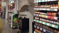 Supermarket ini menempati lantai dasar Mala Papalićeva Palača, bekas rumah keluarga bangsawan abad ke-13. Foto: Atlas Obscura/Site News