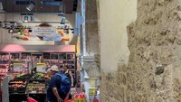 Supermarket ini tetap mempertahankan dinding kokoh peninggalan Mala Papalićeva Palača yang antik. Foto: Atlas Obscura/Site News
