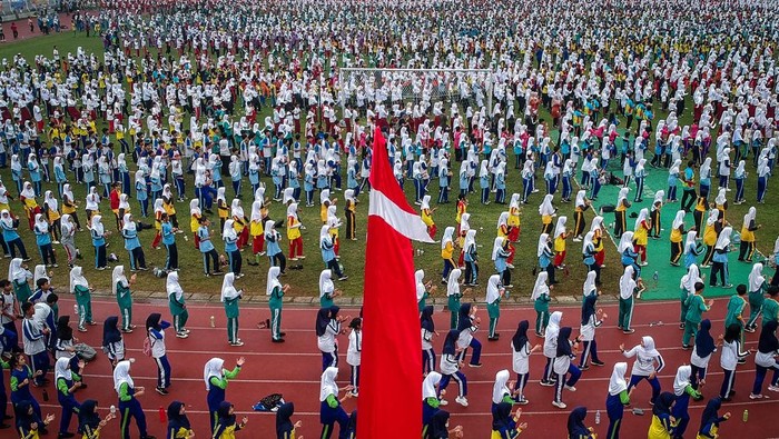 Sejumlah pelajar mengatur barisan sebelum mengikuti Senam Anak Indonesia Hebat di Stadion Benteng Reborn, Kota Tangerang, Banten, Jumat (8/8/2025). Kegiatan yang diikuti 10.000 pelajar dengan tujuan untuk menanamkan gaya hidup sehat sejak dini tersebut mencetak rekor dari Museum Rekor-Dunia Indonesia (MURI). ANTARA FOTO/Putra M. Akbar/YU