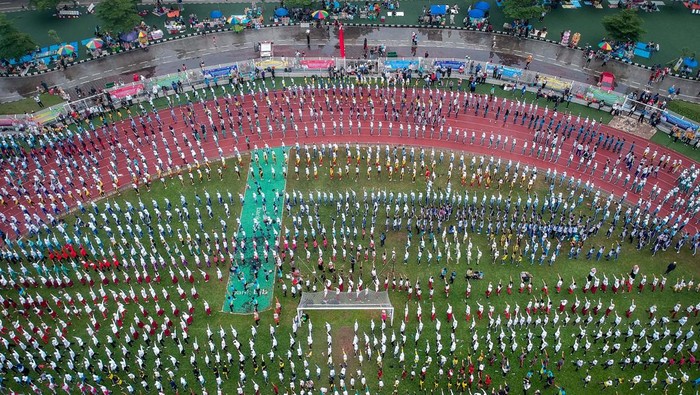 Sejumlah pelajar mengatur barisan sebelum mengikuti Senam Anak Indonesia Hebat di Stadion Benteng Reborn, Kota Tangerang, Banten, Jumat (8/8/2025). Kegiatan yang diikuti 10.000 pelajar dengan tujuan untuk menanamkan gaya hidup sehat sejak dini tersebut mencetak rekor dari Museum Rekor-Dunia Indonesia (MURI). ANTARA FOTO/Putra M. Akbar/YU