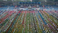Foto udara memperlihatkan ribuan pelajar mengikuti Senam Anak Indonesia Hebat di Stadion Benteng Reborn, Kota Tangerang, Banten, Jumat (8/8/2025). Lapangan stadion tampak dipenuhi barisan peserta berseragam rapi yang bergerak kompak mengikuti irama musik senam. (ANTARA FOTO/Putra M. Akbar) 