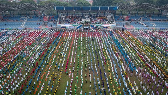 Sejumlah pelajar mengatur barisan sebelum mengikuti Senam Anak Indonesia Hebat di Stadion Benteng Reborn, Kota Tangerang, Banten, Jumat (8/8/2025). Kegiatan yang diikuti 10.000 pelajar dengan tujuan untuk menanamkan gaya hidup sehat sejak dini tersebut mencetak rekor dari Museum Rekor-Dunia Indonesia (MURI). ANTARA FOTO/Putra M. Akbar/YU