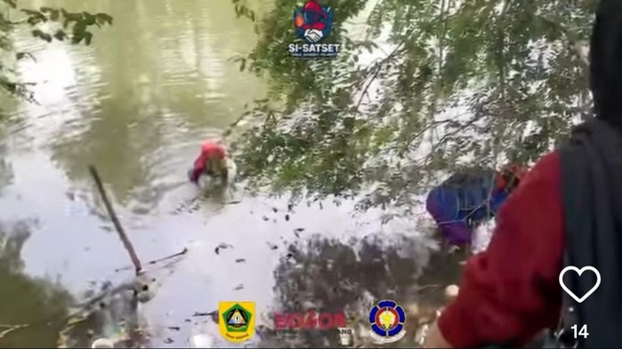 Damkar evakuasi HP pria yang dibuang ke setu di Bogor (dok.istimewa)