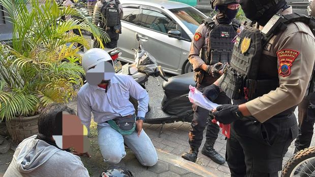 Tim Sparta Polresta Solo saat menangkap debt collector yang melakukan penarikan paksa motor di Nusukan, Banjarsari, Kota Solo, Jumat (8/8/2025).