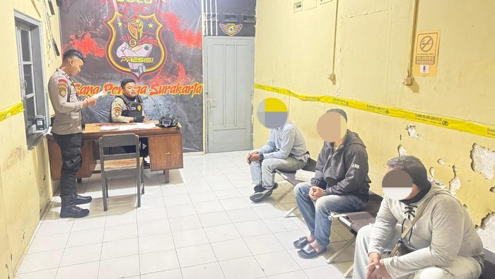Tim Sparta Polresta Solo saat menangkap debt collector yang melakukan penarikan paksa motor di Nusukan, Banjarsari, Kota Solo, Jumat (8/8/2025).