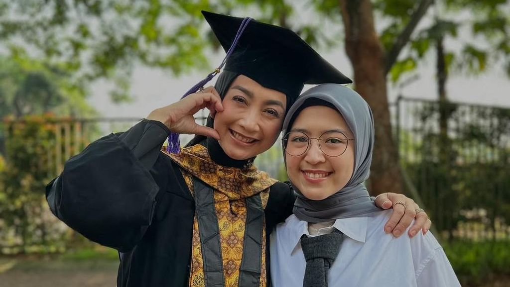 Desy Ratnasari Lulus S3, Nasywa Malah Minta Maaf