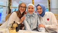 Ini potret Dessy bersama kerabatnya. Mereka menikmati teh hangat di butik teh cantik nan mewah, yaitu TWG Tea. Foto: Instagram/@desyratnasaryterdepan