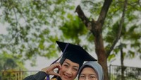Desy Ratnasari, aktris cantik yang kini aktif di dunia politik dikabarkan sudah lulus kuliah S3. Potret cantiknya dibagikan melalui unggahan Instagram @dessyratnasariterdepan. Foto: Instagram/@desyratnasaryterdepan