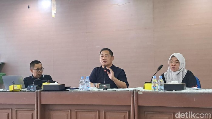 Direktur Utama PDAM Makassar Hamzah Ahmad (tengah) saat konferensi pers.