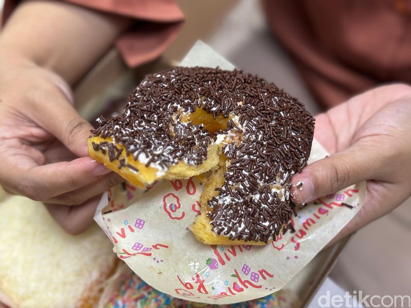 Donat by Olivia Sumichan