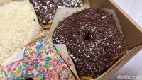 Donat ini berbeda dari biasanya, karena adonannya terbuat dari campuran ubi jalar. Selain itu, ukuranya juga jauh lebih besar. Foto: detikcom/Riska Fitria