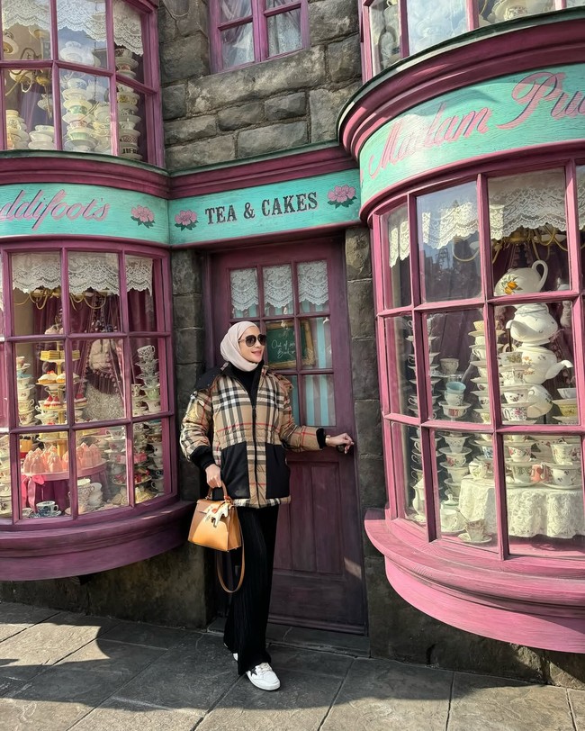 Aura mewah juga terpancar saat Erin berbusana casual. Ia terlihat berpose dengan jaket Burberry dan tas Hermes Kelly. Foto: Instagram/@erintaulany