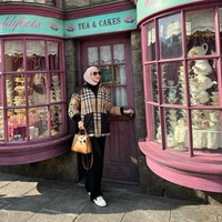 Aura mewah juga terpancar saat Erin berbusana casual. Ia terlihat berpose dengan jaket Burberry dan tas Hermes Kelly. Foto: Instagram/@erintaulany