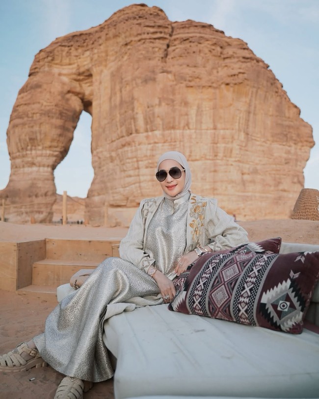 Gamis dan outer jadi andalan Erin untuk tampil glamor tapi tetap terlihat elegan. Kali ini wanita 39 tahun tersebut mengenakan busana bernuansa metalik. Foto: Instagram/@erintaulany