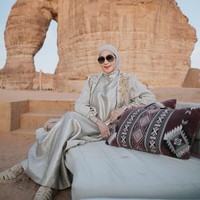 Gamis dan outer jadi andalan Erin untuk tampil glamor tapi tetap terlihat elegan. Kali ini wanita 39 tahun tersebut mengenakan busana bernuansa metalik. Foto: Instagram/@erintaulany