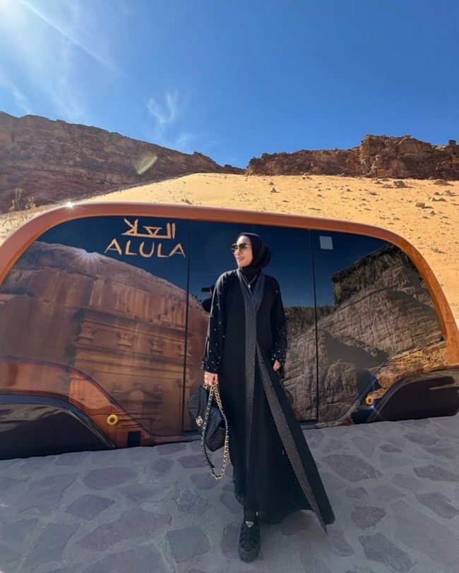 Dalam kesempatan lain, Erin Taulany mengenakan gamis dan outer serba hitam. Dia juga terlihat menenteng tas Chanel hitam dengan aksen quilted uang ikonik. Foto: Instagram/@erintaulany