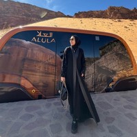 Dalam kesempatan lain, Erin Taulany mengenakan gamis dan outer serba hitam. Dia juga terlihat menenteng tas Chanel hitam dengan aksen quilted uang ikonik. Foto: Instagram/@erintaulany