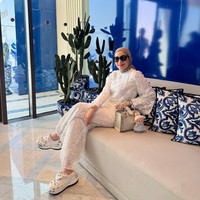 Tampil serba putih, Erin memadukan blouse dan celana lace dengan sepatu Crocs dan tas putih beraksen abu-abu. Dia juga mengikuti tren fashion terkini dengan boneka Labubu sebagai bag charm. Foto: Instagram/@erintaulany