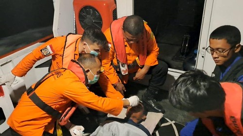 Evakuasi korban selamat kapal nelayan yang tenggelam di Rote Ndao, NTT. (Dok Kantor Pencarian dan Pertolongan Kupang)