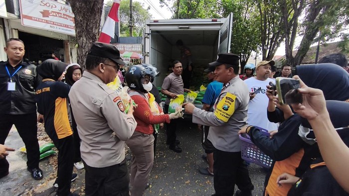 Gerakan Pangan Murah Polri yang digelar di Sidoarjo.