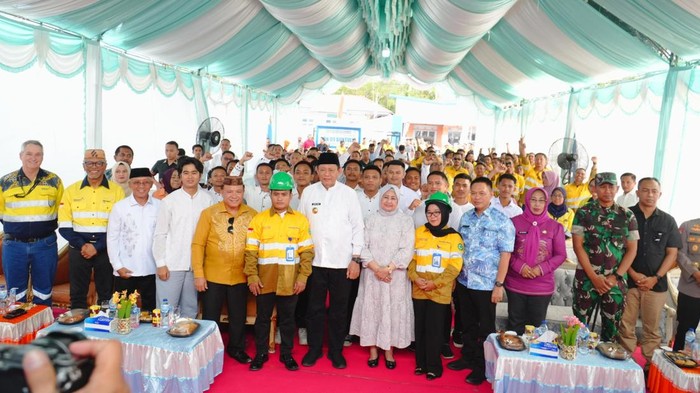 Gubernur Gorontalo Gusnar Ismail melepas 46 peserta pelatihan kerja yang digelar Pani Gold Project.