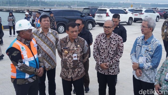 Gubernur Jawa Tengah Ahmad Luthfi, saat melakukan peninjauan pelabuhan Batang, Jumat (8/8/2025).