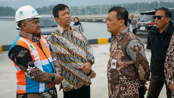 Gubernur Jateng Ahmad Luthfi saat meninjau Pelabuhan Batang, Jumat (8/8/2025).