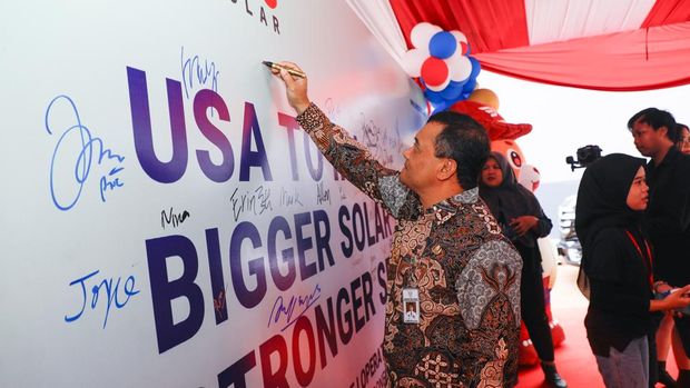 Gubernur Jateng, Ahmad Luthfi, saat meresmikan operasional tahap I PT SEG Solar Manufaktur Indonesia di Kawasan Industropolis Batang, Jumat (8/8/2025).