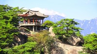 Gunung Kumgang (Geumgangsan) di Korea Utara resmi ditetapkan sebagai Situs Warisan Dunia UNESCO. Keputusan ini diambil dalam pertemuan Komite Warisan Dunia UNESCO ke-47 di Paris, yang mengakui keindahan alam dan budaya gunung tersebut. Nama resmi yang digunakan adalah Mt. Kumgang atau Diamond Mountain from the Sea atau Gunung Berlian. (Getty Images/iStockphoto/frentusha)