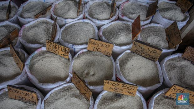 Suasana aktivitas penjualan beras di Pasar Induk Beras Cipinang (PIBC), Jakarta, Jumat (8/8/2025). Indeks kenaikan harga-harga atau inflasi berpotensi terkerek naik pada Agustus 2025, salah satu penyebabnya adalah terus tingginya harga beras. (CNBC Indonesia/Faisal Rahman)