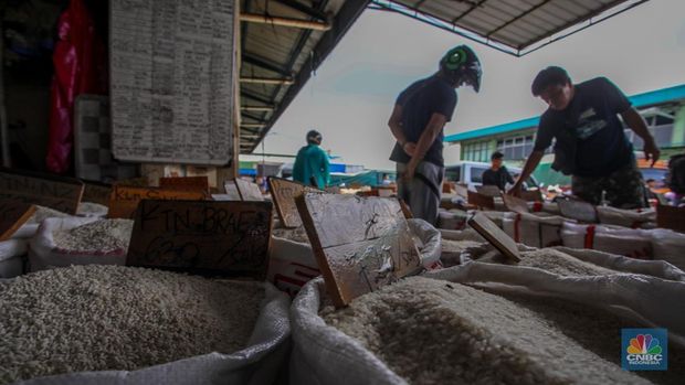 Suasana aktivitas penjualan beras di Pasar Induk Beras Cipinang (PIBC), Jakarta, Jumat (8/8/2025). Indeks kenaikan harga-harga atau inflasi berpotensi terkerek naik pada Agustus 2025, salah satu penyebabnya adalah terus tingginya harga beras. (CNBC Indonesia/Faisal Rahman)
